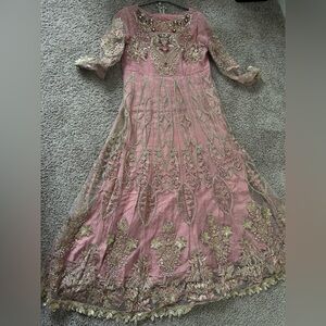 Its a beautiful maxi long frok on a net fabric. Colour is pink. Worn 1 time